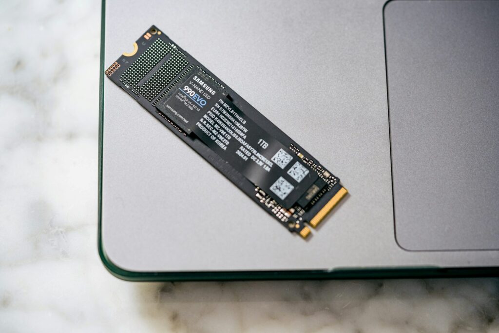 Crucial P310 NVMe vs BX500 SATA: quale SSD scegliere nel 2026